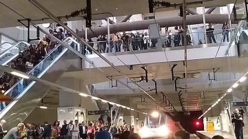 Unas 200 personas han irrumpido en la estación del AVE de Girona