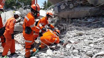 Miembros de los servicios de rescate en Indonesia
