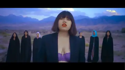Amenazan de muerte a una cantante por mostrar su sujetador en un vídeoclip Amenazan de muerte a una cantante por mostrar su sujetador en un vídeoclip