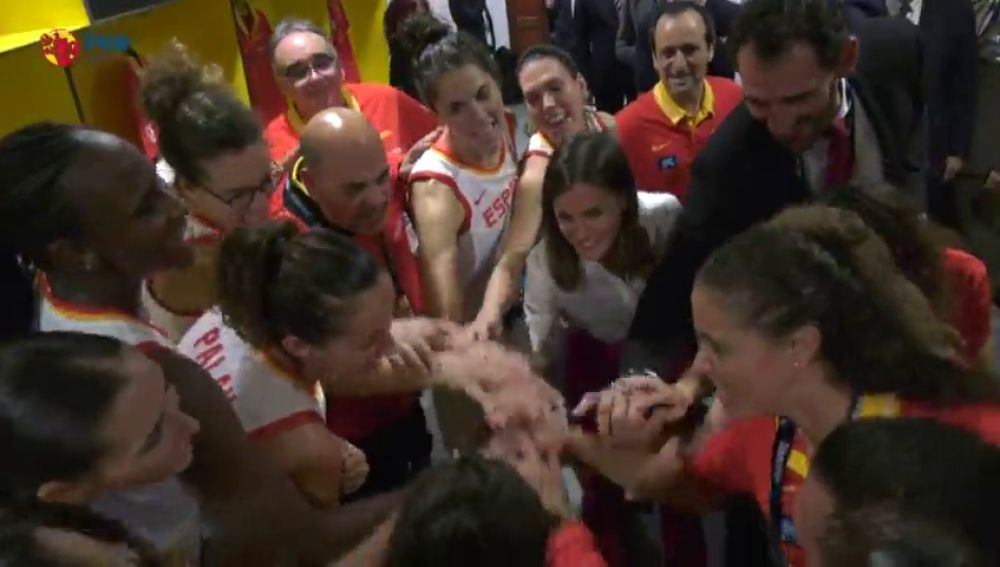 Así fue la visita de la Reina Letizia a la selección de baloncesto: "Me encantáis"