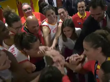 Así fue la visita de la Reina Letizia a la selección de baloncesto: "Me encantáis" Así fue la visita de la Reina Letizia a la selección de baloncesto: "Me encantáis"