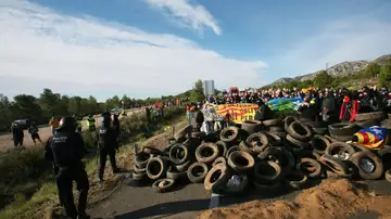 Miembros de los CDR han cortado el acceso desde la autopista AP-7 Miembros de los CDR han cortado el acceso desde la autopista AP-7