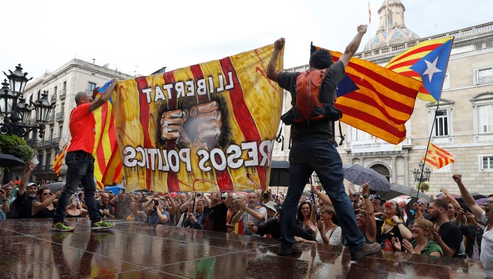 Un grupo de independentistas subidos a una plataforma en la plaza de Sant Jaum de Barcelona