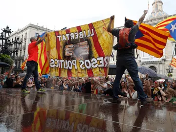 Un grupo de independentistas subidos a una plataforma en la plaza de Sant Jaum de Barcelona Un grupo de independentistas subidos a una plataforma en la plaza de Sant Jaum de Barcelona