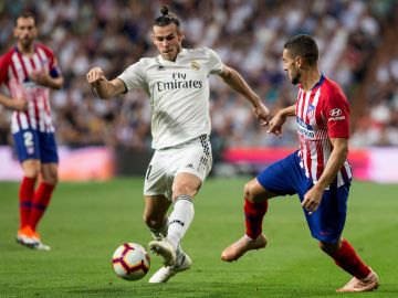 Gareth Bale conduce el balón ante el Atlético de Madrid