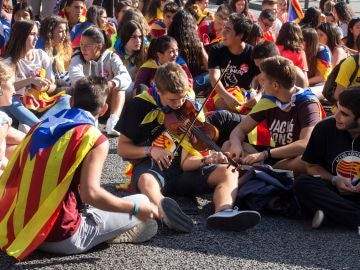 Varios jóvenes cortan la Gran Vía de Barcelona antes de iniciarse la manifestación estudiantil 