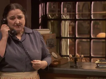 Consuelo recibe una llamada inesperada de Elsa en la que aprovecha para desahogarse con su amiga Consuelo recibe una llamada inesperada de Elsa en la que aprovecha para desahogarse con su amiga