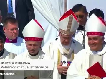Polémica por un manual de la Iglesia chilena a sus sacerdotes alertando contra "tocar los genitales" o "dormir" con niños Polémica por un manual de la Iglesia chilena a sus sacerdotes alertando contra "tocar los genitales" o "dormir" con niños