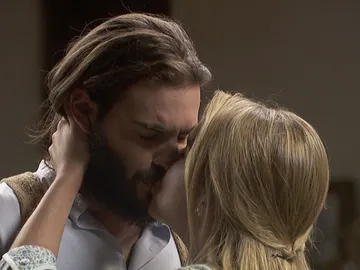 Antolina lleva a cabo su malvado plan y besa a Isaac para demostrarle su amor Antolina lleva a cabo su malvado plan y besa a Isaac para demostrarle su amor