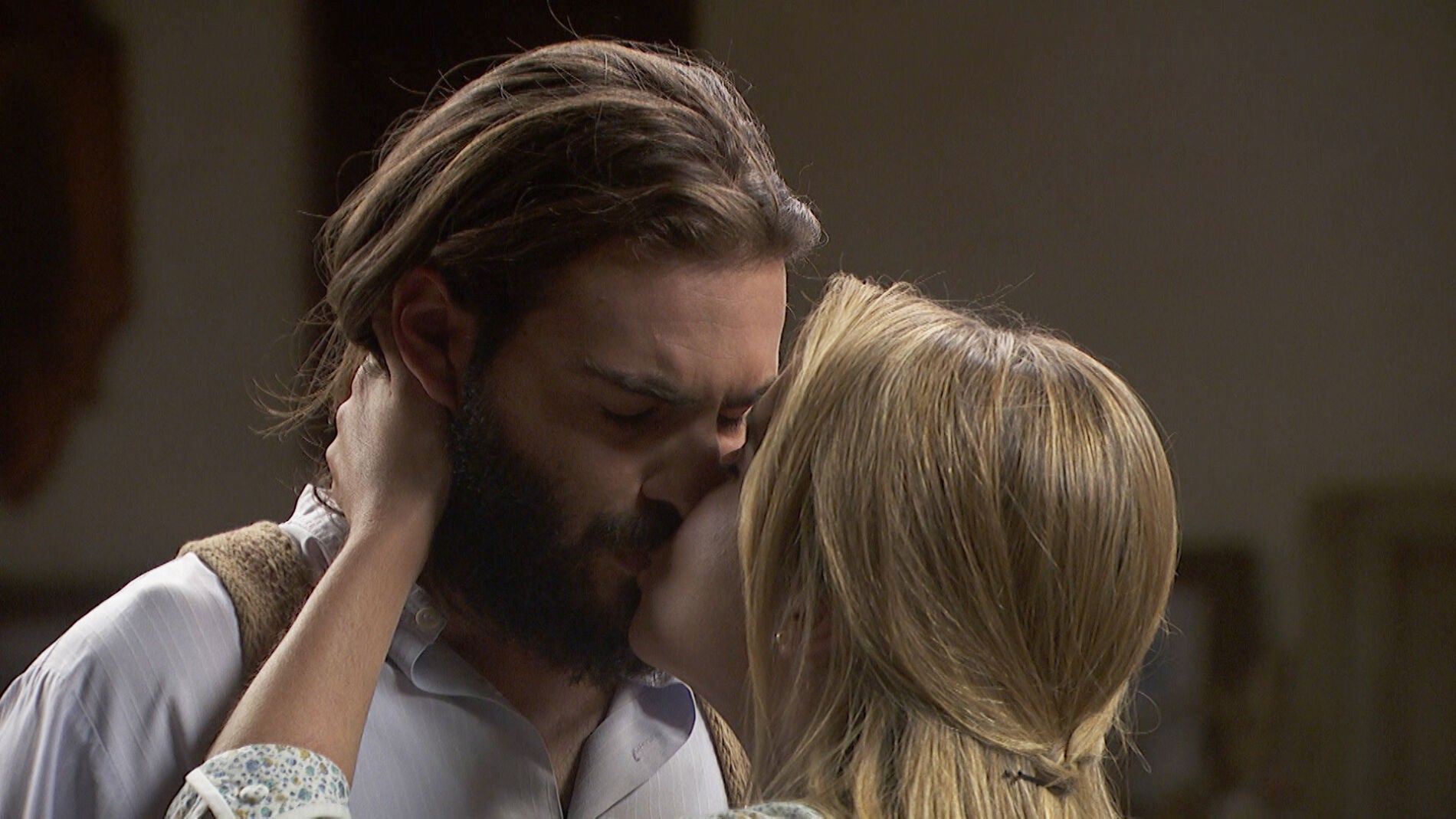 Antolina lleva a cabo su malvado plan y besa a Isaac para demostrarle su amor