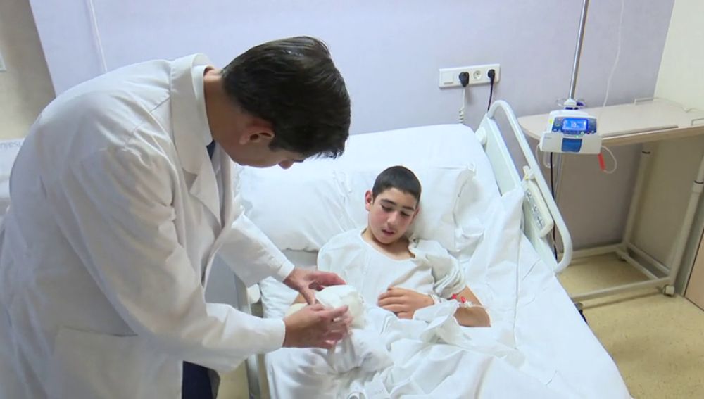 Trasplantan dos dedos del pie a un joven que perdió tres dedos de una mano por la explosión de un cohete en Cantabria