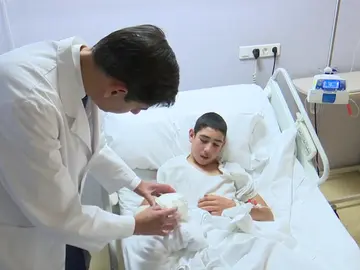 Trasplantan dos dedos del pie a un joven que perdió tres dedos de una mano por la explosión de un cohete en Cantabria Trasplantan dos dedos del pie a un joven que perdió tres dedos de una mano por la explosión de un cohete en Cantabria