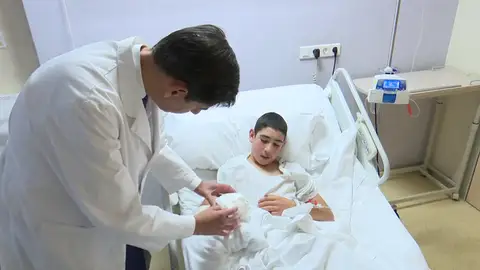 Trasplantan dos dedos del pie a un joven que perdió tres dedos de una mano por la explosión de un cohete en Cantabria Trasplantan dos dedos del pie a un joven que perdió tres dedos de una mano por la explosión de un cohete en Cantabria