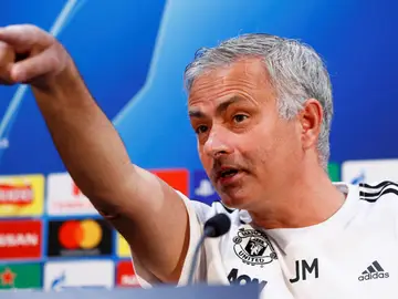 Mourinho señala a los periodistas en la rueda de prensa Mourinho señala a los periodistas en la rueda de prensa
