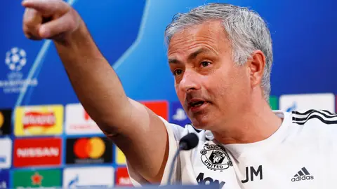 Mourinho señala a los periodistas en la rueda de prensa Mourinho señala a los periodistas en la rueda de prensa
