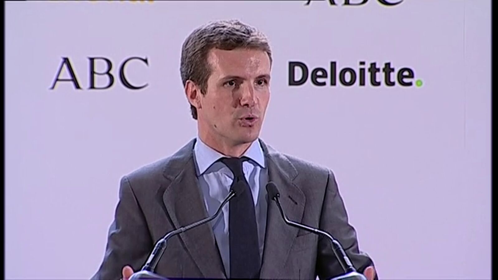 Casado recuerda que es susceptible de ilegalización 