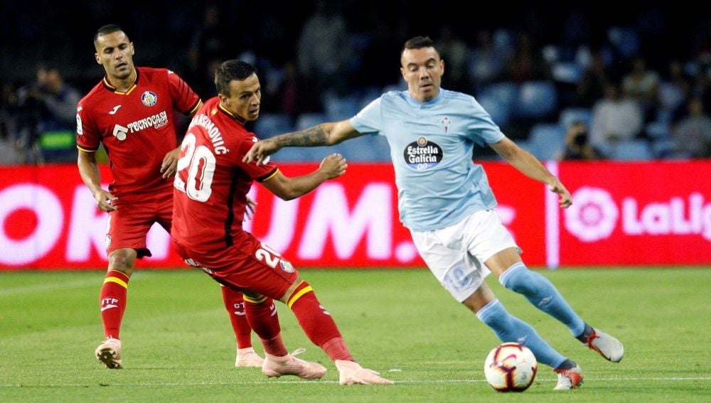 Iago Aspas conduce el balón ante la defensa del Getafe