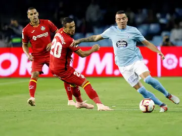 Iago Aspas conduce el balón ante la defensa del Getafe Iago Aspas conduce el balón ante la defensa del Getafe