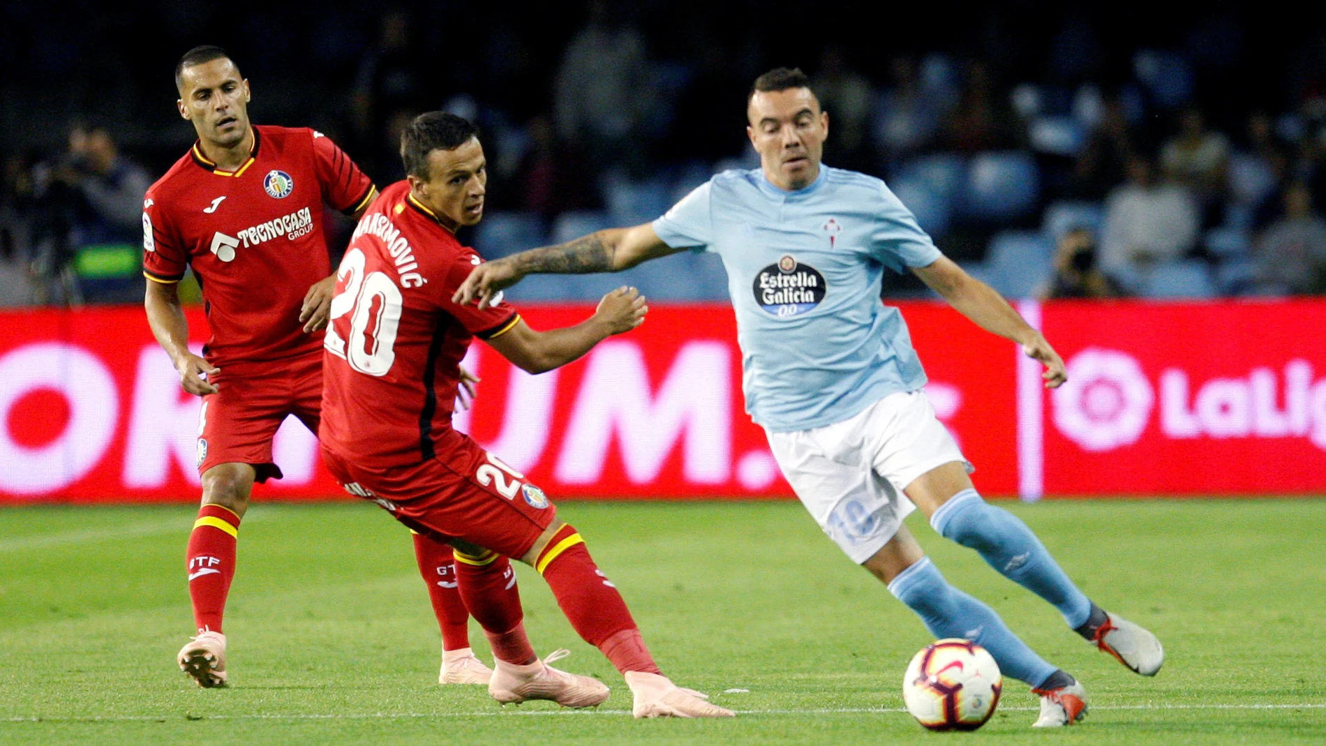 Iago Aspas conduce el balón ante la defensa del Getafe Iago Aspas conduce el balón ante la defensa del Getafe