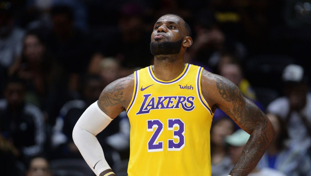 LeBron James, en su debut con los Lakers