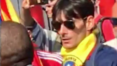 El hombre que golpeó en la nariz a un policía El hombre que golpeó en la nariz a un policía
