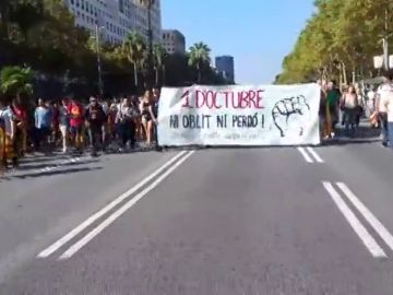 Decenas de estudiantes cortan la avenida Diagonal de Barcelona