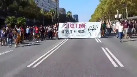 Decenas de estudiantes cortan la avenida Diagonal de Barcelona Decenas de estudiantes cortan la avenida Diagonal de Barcelona