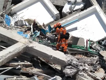 Equipos de rescate en Indonesia Equipos de rescate en Indonesia