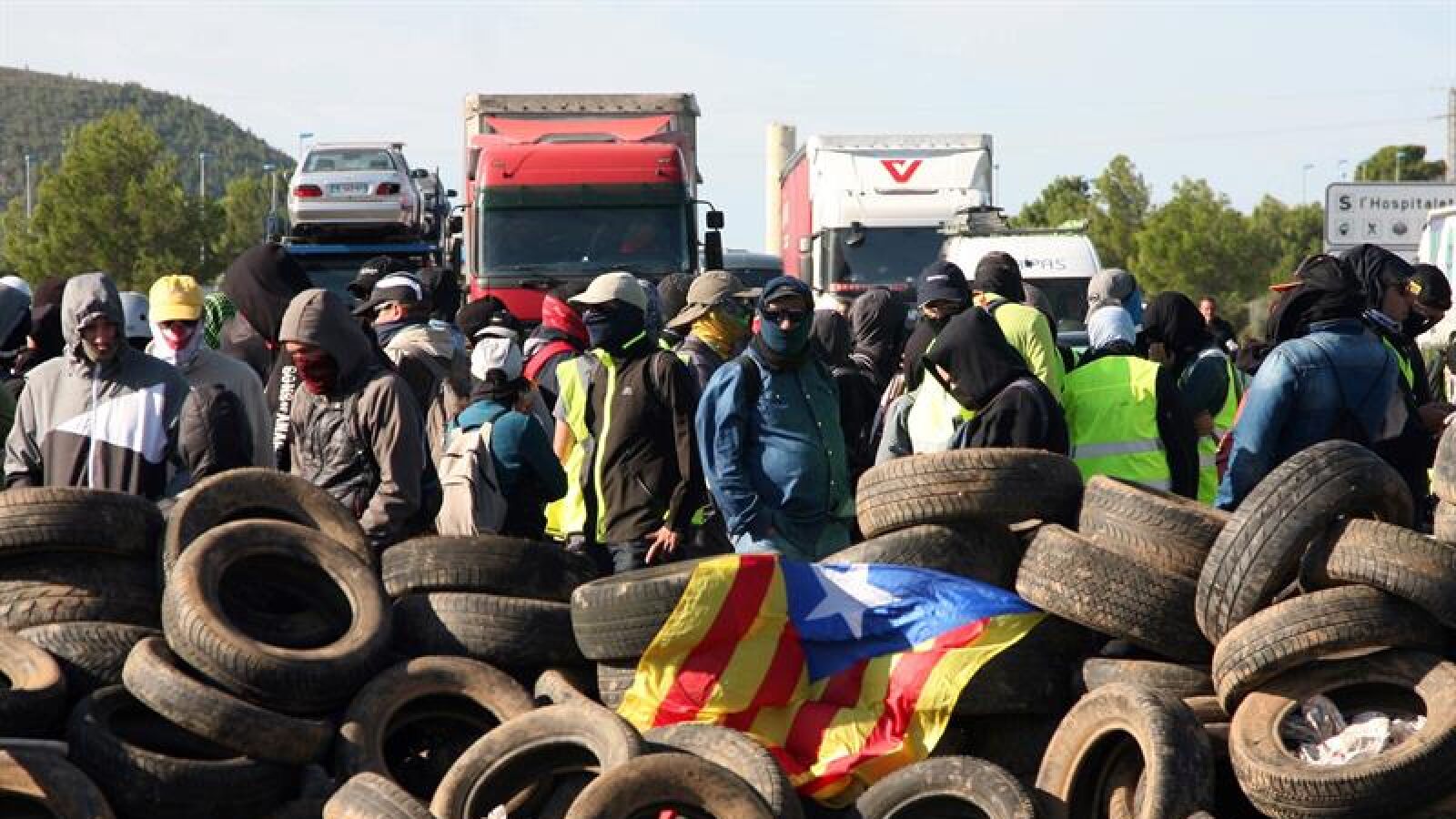 Los CDR, estudiantes y simpatizantes independentistas cortan el centro de Barcelona