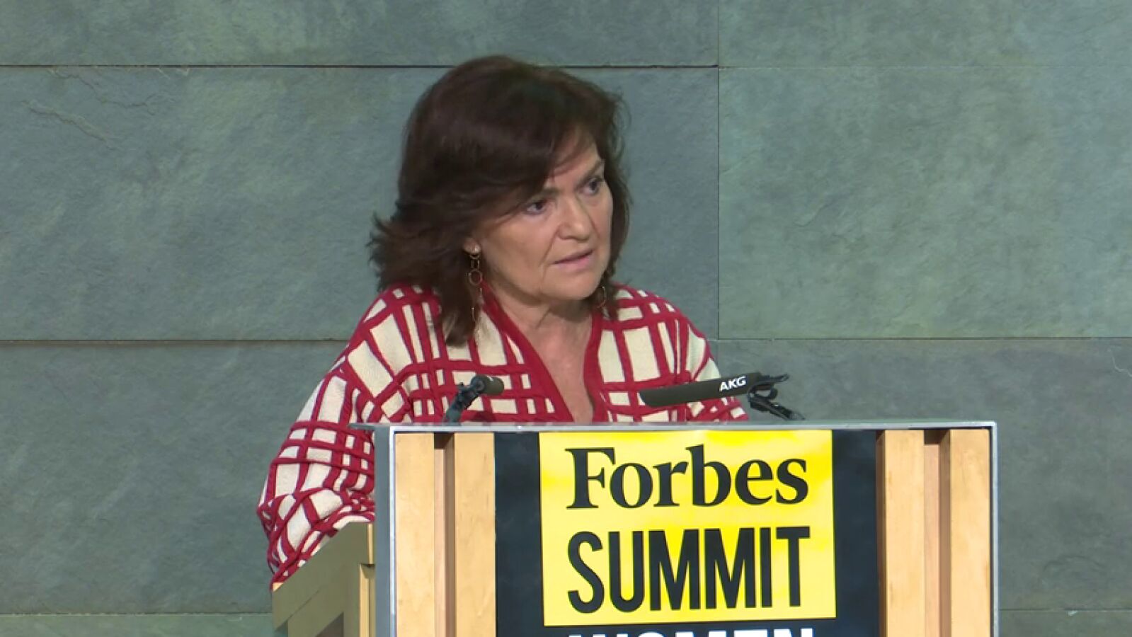 Calvo defiende obligar por ley a que las mujeres ocupen puestos de liderazgo
