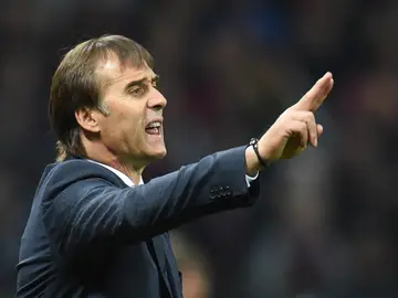 Julen Lopetegui da instrucciones desde la banda Julen Lopetegui da instrucciones desde la banda
