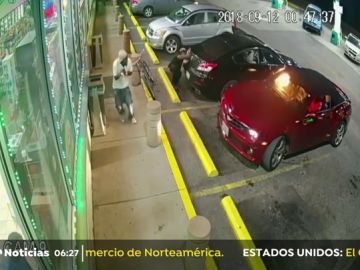 Graban el intenso tiroteo entre los ocupantes de dos coches en una gasolinera de Estados Unidos