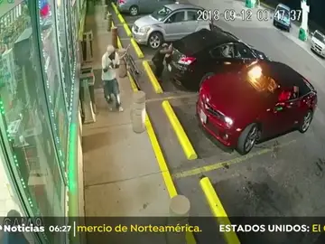 Graban el intenso tiroteo entre los ocupantes de dos coches en una gasolinera de Estados Unidos Graban el intenso tiroteo entre los ocupantes de dos coches en una gasolinera de Estados Unidos