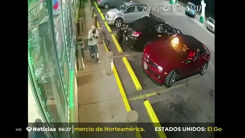 Graban el intenso tiroteo entre los ocupantes de dos coches en una gasolinera de Estados Unidos Graban el intenso tiroteo entre los ocupantes de dos coches en una gasolinera de Estados Unidos