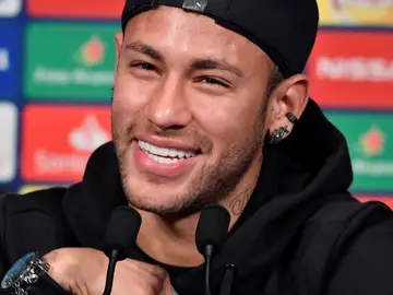 Neymar sonríe en rueda de prensa Neymar sonríe en rueda de prensa