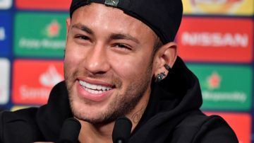 Neymar sonríe en rueda de prensa