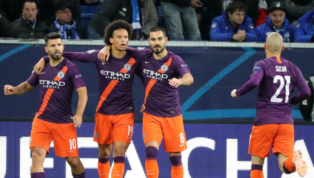 Los jugadores del Manchester City celebran un gol