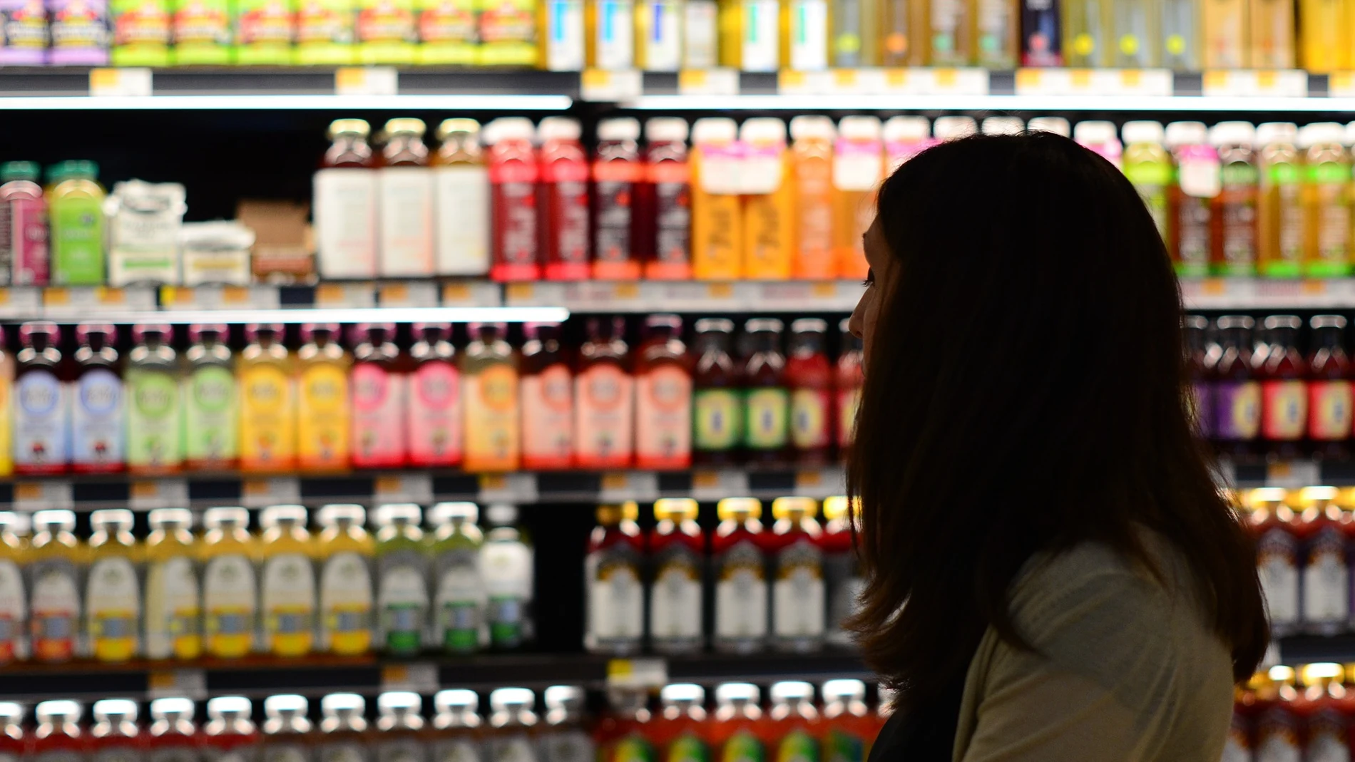 Lineal de bebidas en un supermercado Lineal de bebidas en un supermercado