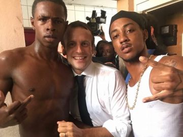 Imagen de Macron con dos jóvenes en la isla de San Martín