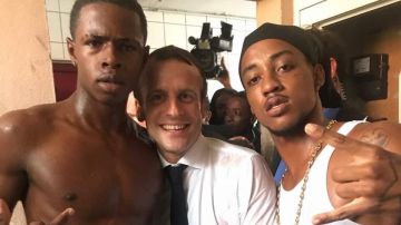 Imagen de Macron con dos jóvenes en la isla de San Martín