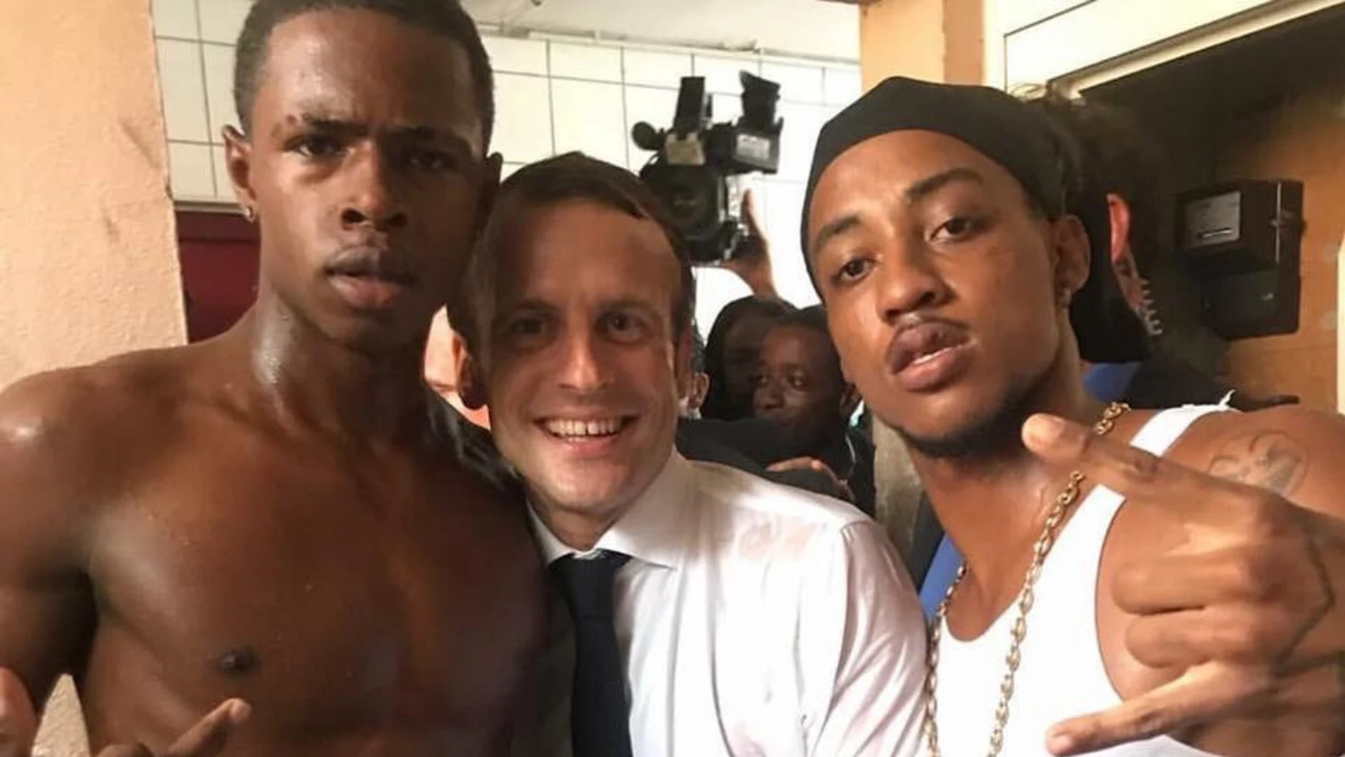 Imagen de Macron con dos jóvenes en la isla de San Martín Imagen de Macron con dos jóvenes en la isla de San Martín