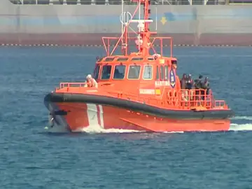 La patera que ha llegado a Gran Canaria llevaba 7 días en el mar, los últimos 3 sin motor La patera que ha llegado a Gran Canaria llevaba 7 días en el mar, los últimos 3 sin motor