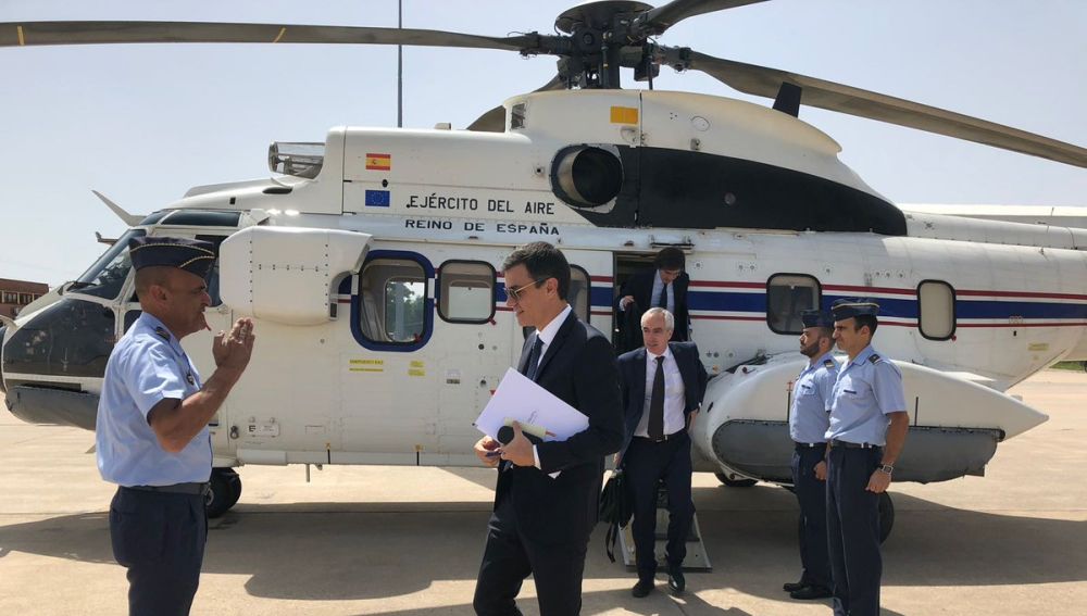 Pedro Sánchez delante del helicóptero del Ejército del Aire Súper Puma