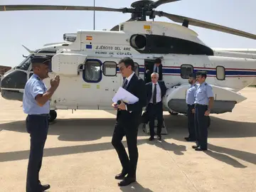 Pedro Sánchez delante del helicóptero del Ejército del Aire Súper Puma Pedro Sánchez delante del helicóptero del Ejército del Aire Súper Puma