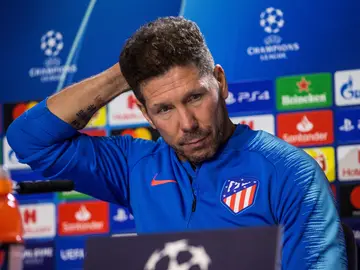Simeone, con gesto pensativo en rueda de prensa Simeone, con gesto pensativo en rueda de prensa