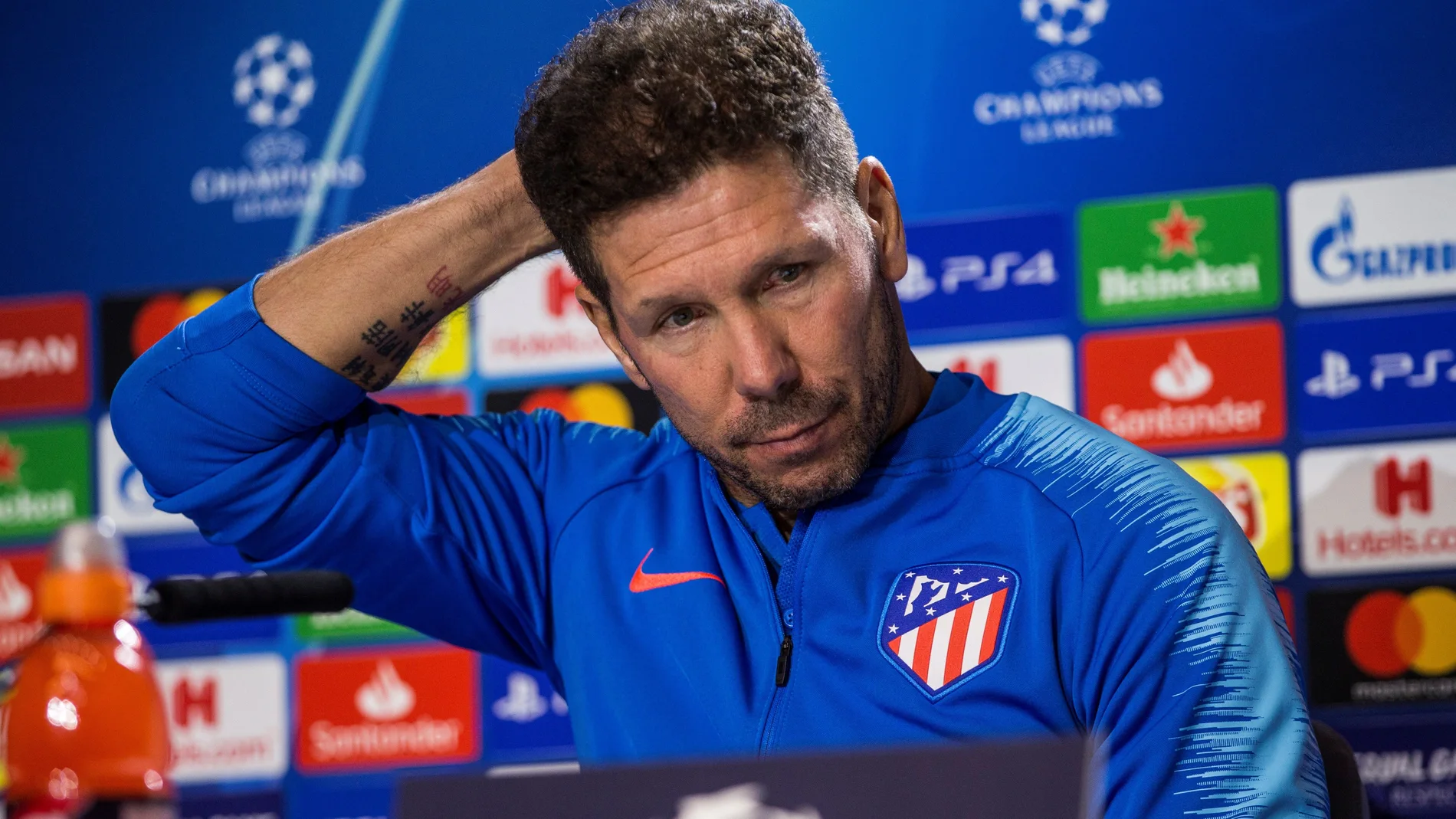 Simeone, con gesto pensativo en rueda de prensa Simeone, con gesto pensativo en rueda de prensa