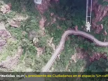 Impresionante columpio construido a 320 metros de altura al borde de un acantilado Impresionante columpio construido a 320 metros de altura al borde de un acantilado