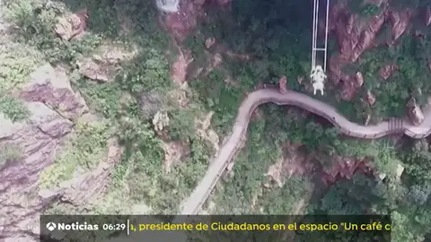 Impresionante columpio construido a 320 metros de altura al borde de un acantilado Impresionante columpio construido a 320 metros de altura al borde de un acantilado