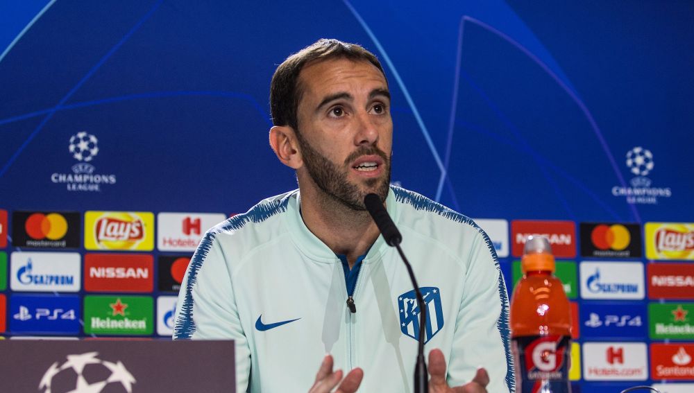 Godín se explica en rueda de prensa