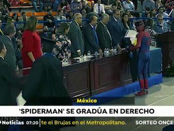 Un joven de 21 años recoge su diploma como graduado en Derecho disfrazado de Spider-Man